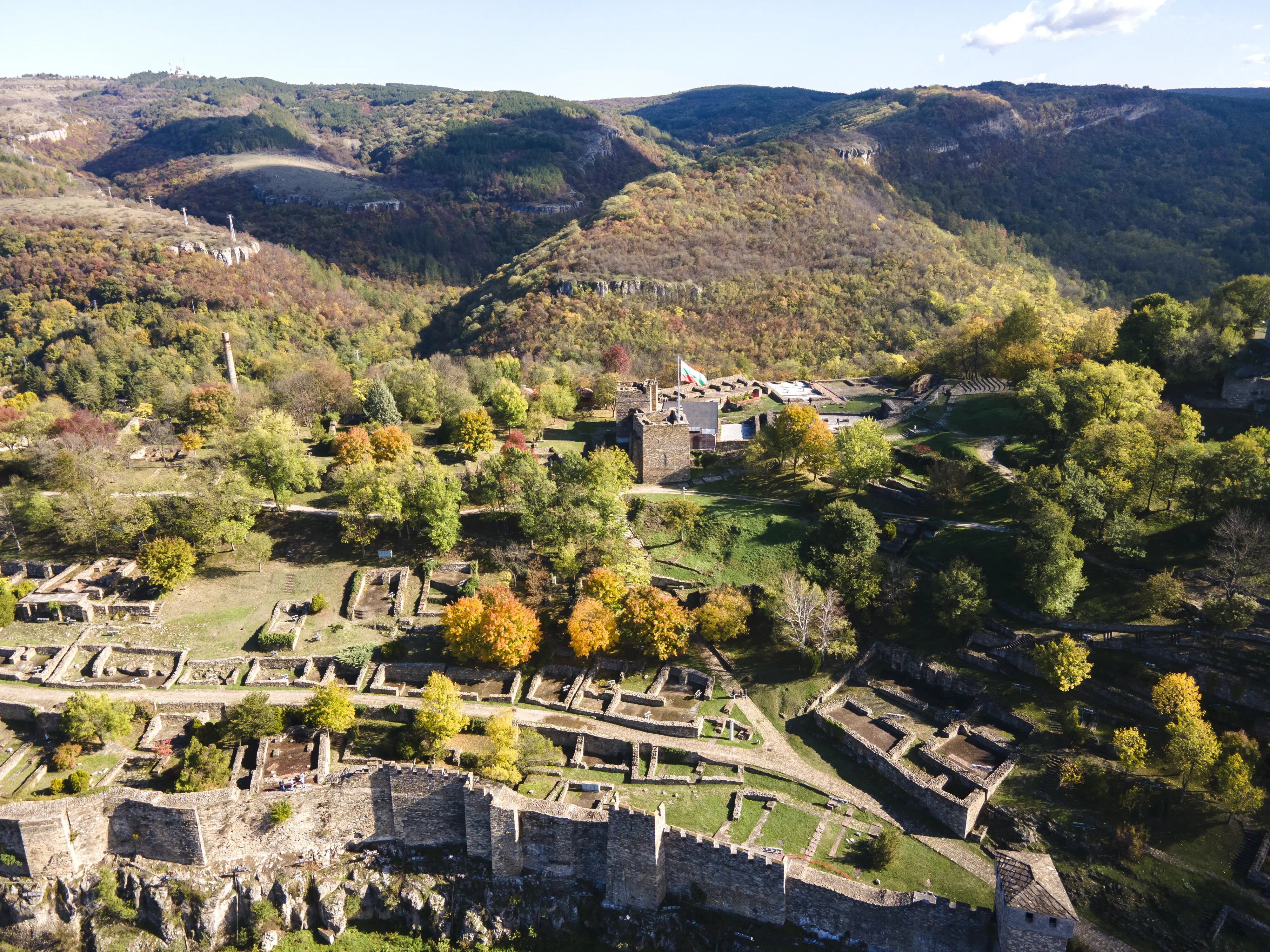 Blick aus der Luft auf die Stadt Veliko Tarnovo in Bulgarien.