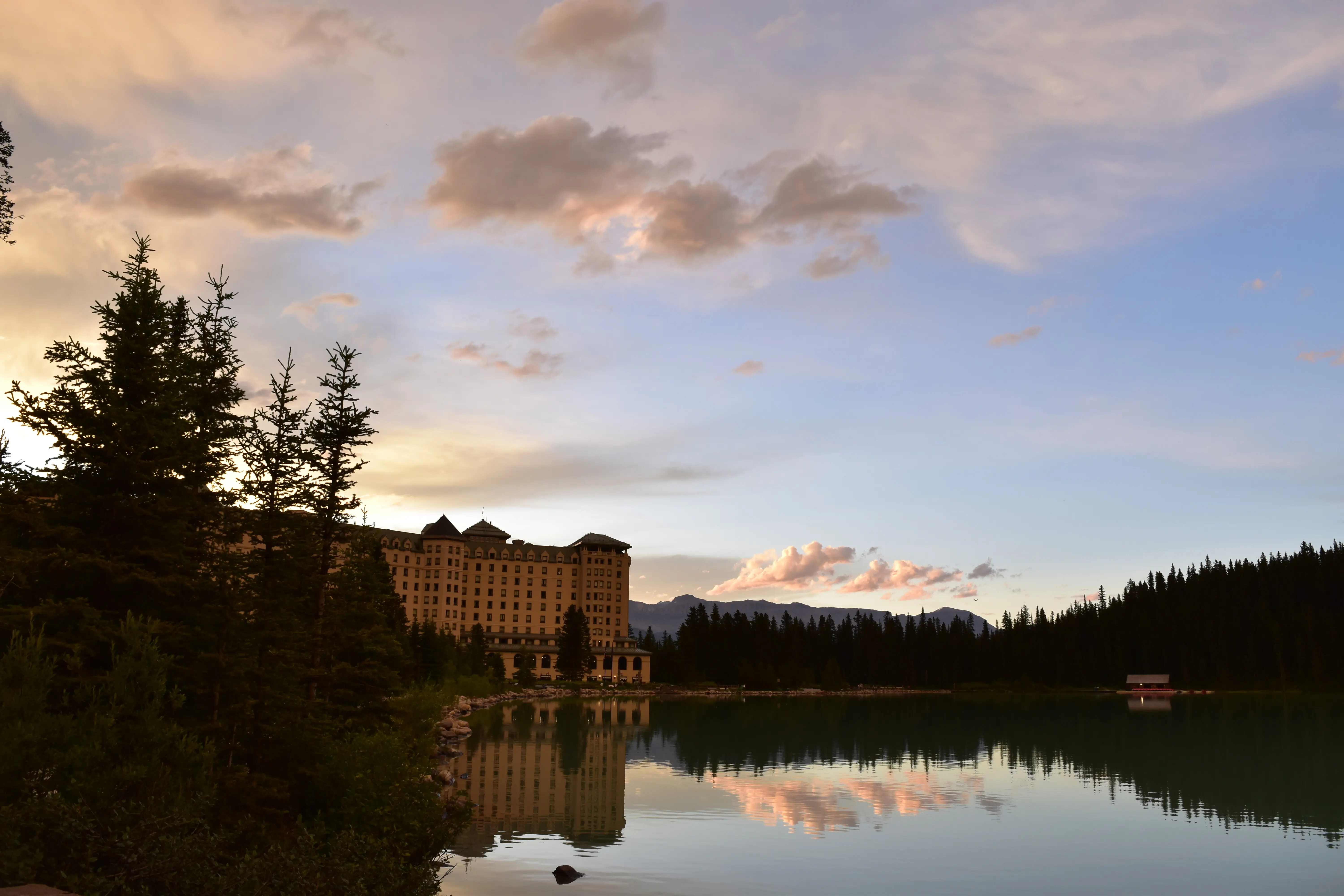 Malerische Aussicht auf einen See neben einem Gebäude vor dem Himmel.