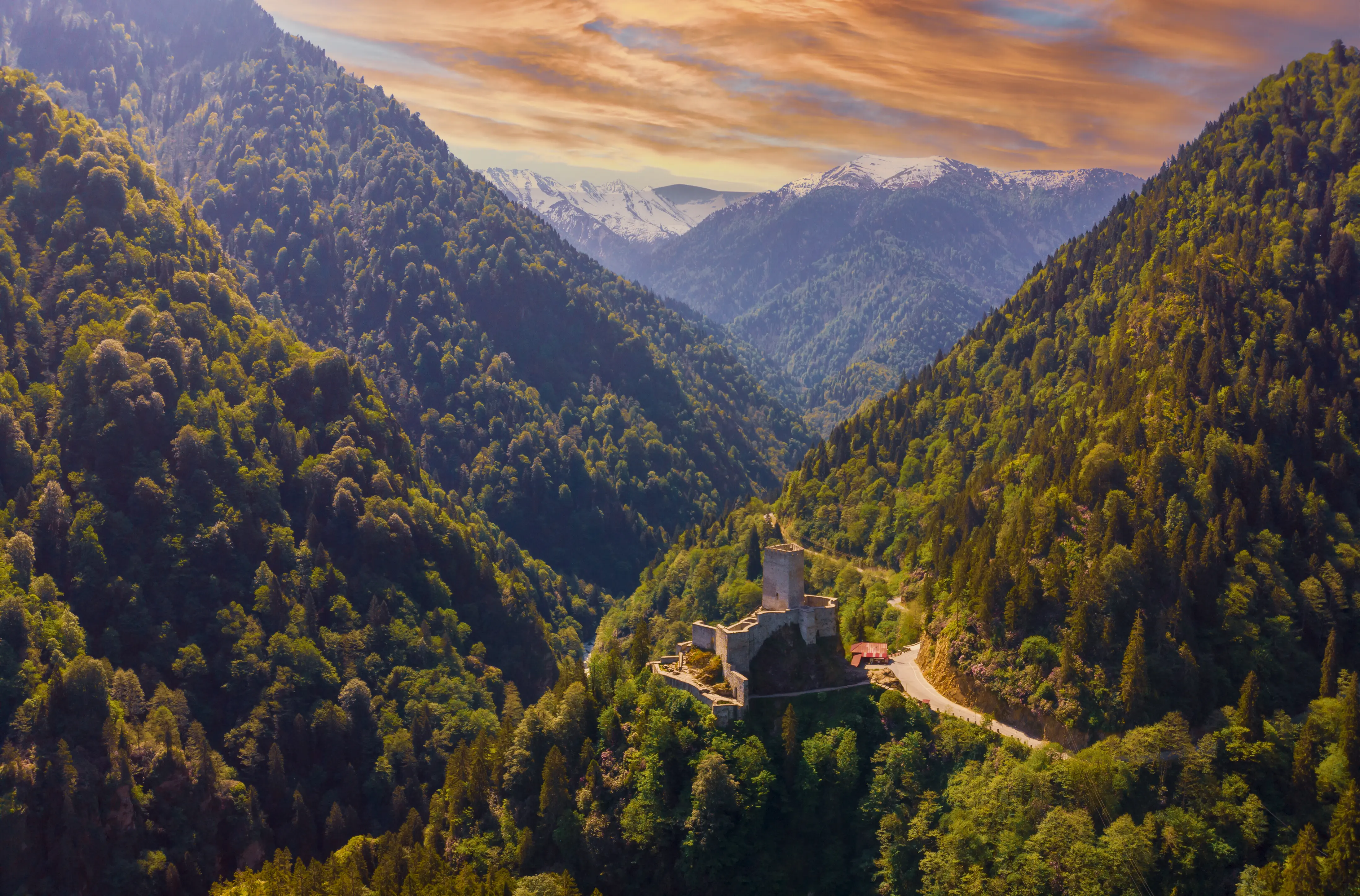 Historische Burg Zilkale (Zil Kale) in Çamlıhemşin, Rize, mit den Kaçkar-Bergen im Hintergrund.