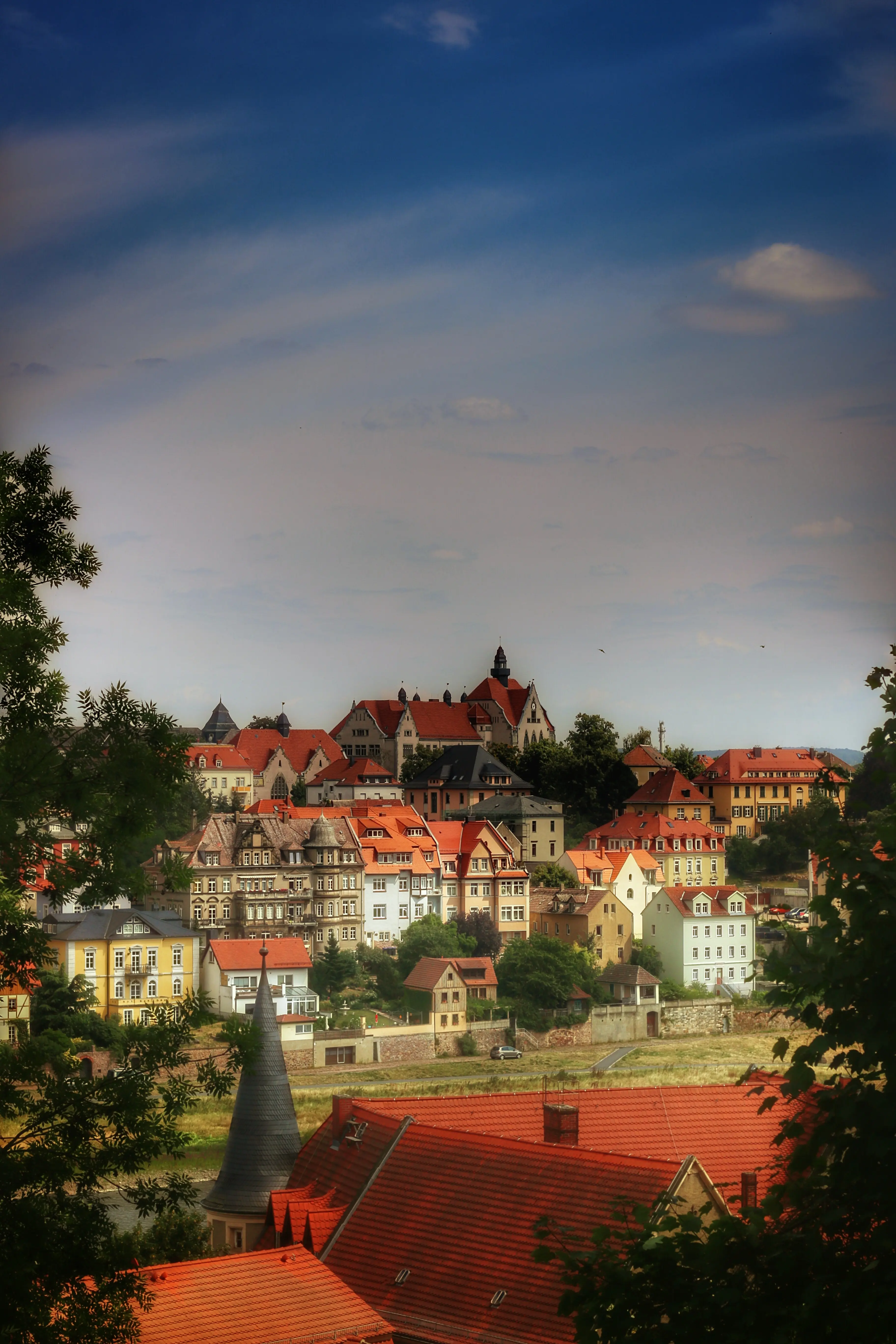 Hochwinkelaufnahme des Stadtbildes vor dem Himmel.