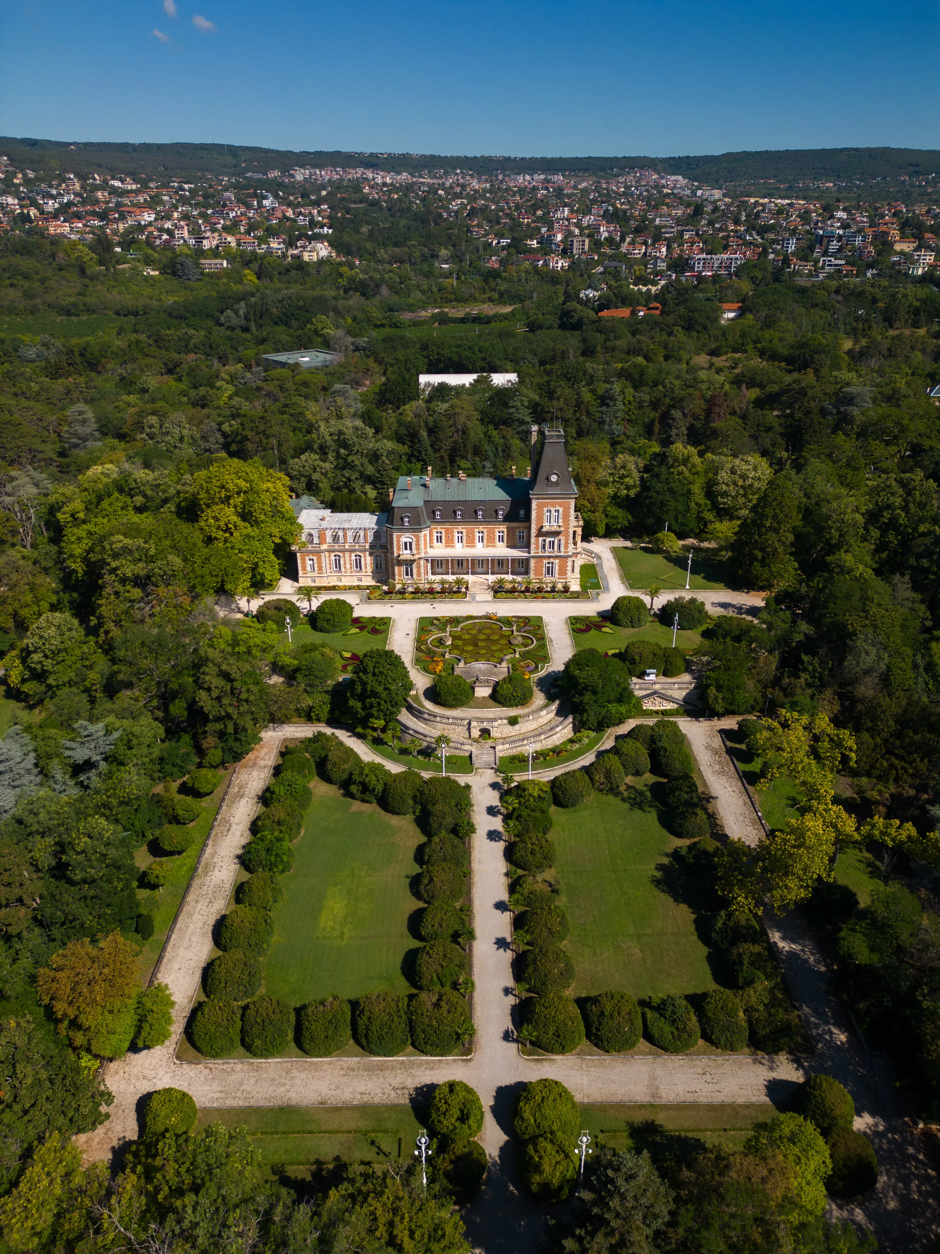 Luftaufnahme des historischen Euxinograd-Palasts in Warna, Bulgarien. Bewundern Sie das grandiose Drohnenflugvideo.