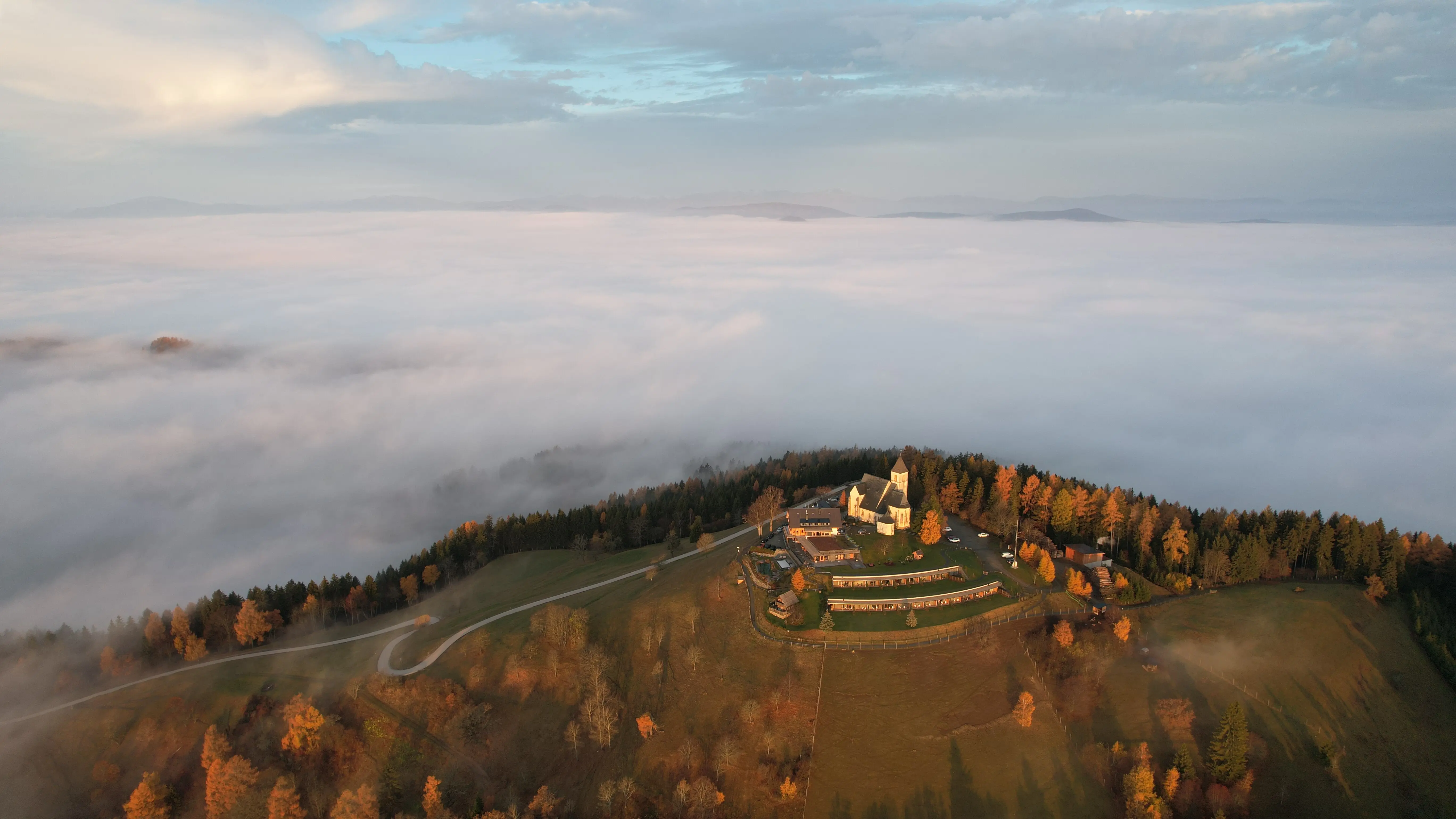 Stadtansicht aus der Vogelperspektive vor dem Hintergrund des Himmels bei Sonnenuntergang