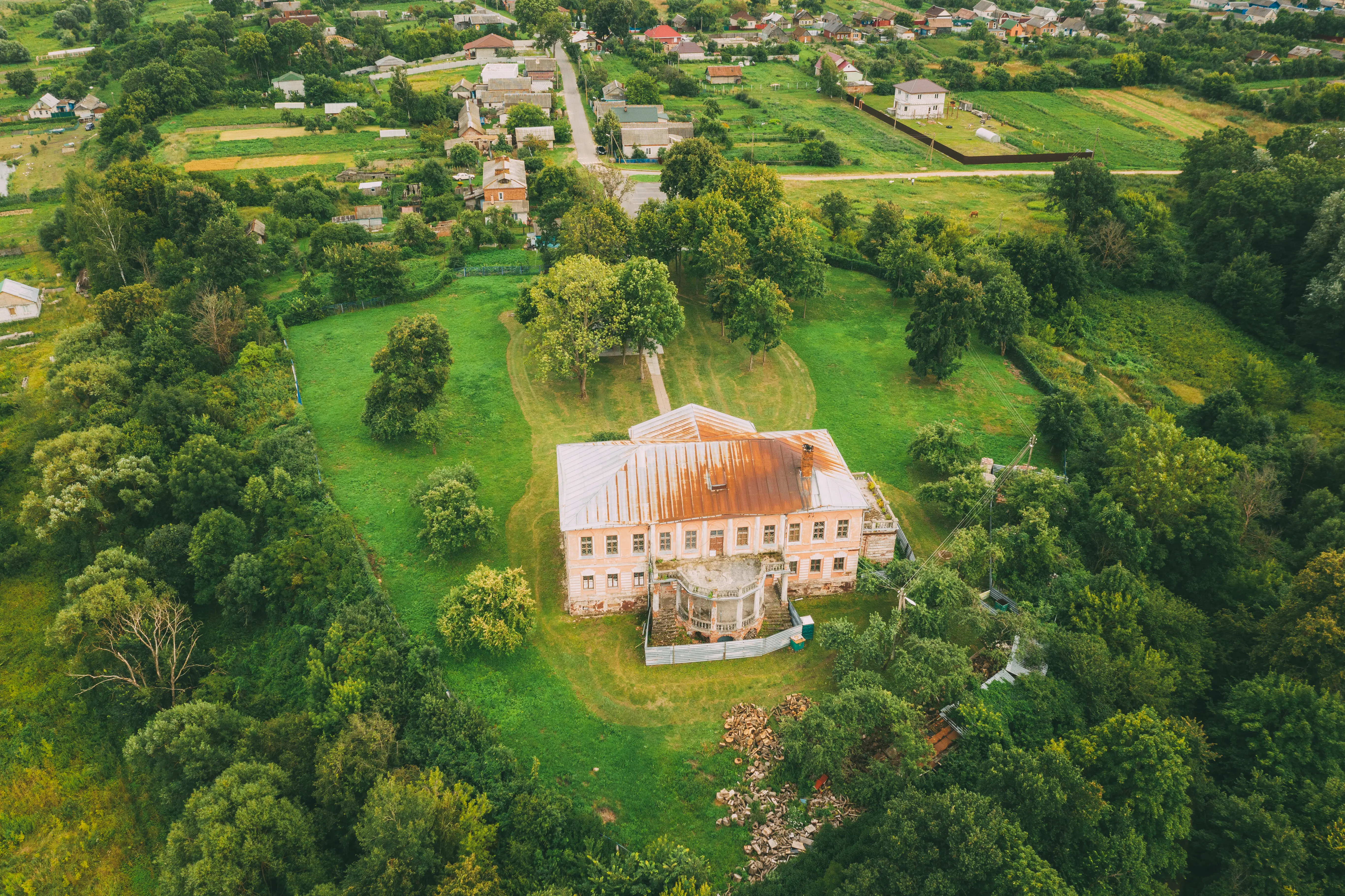 Blick von oben auf Gebäude in einer Stadt