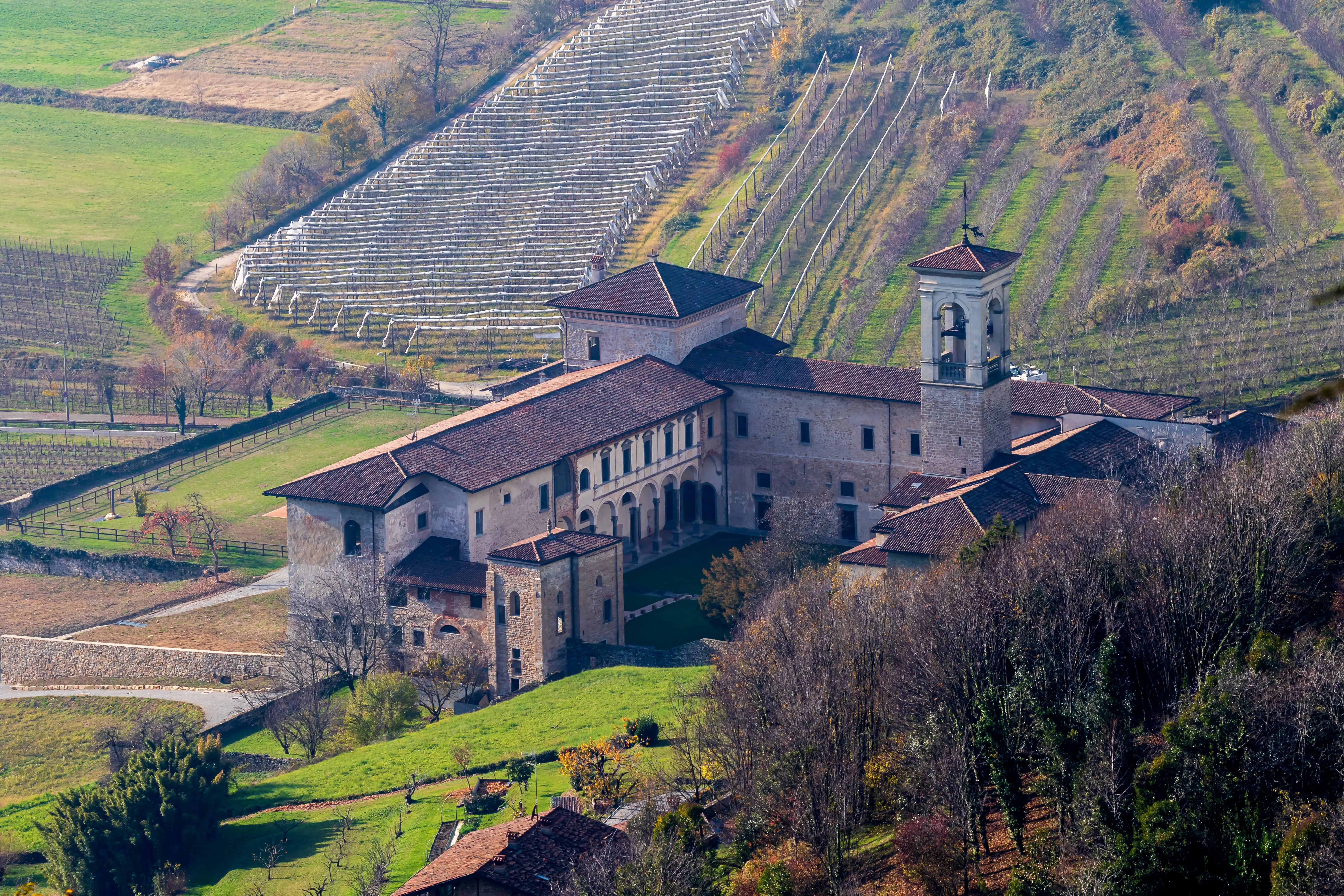 Astino-Tal, Bergamo, Italien: Kloster San Sepolcro an einem herbstlichen Tag.